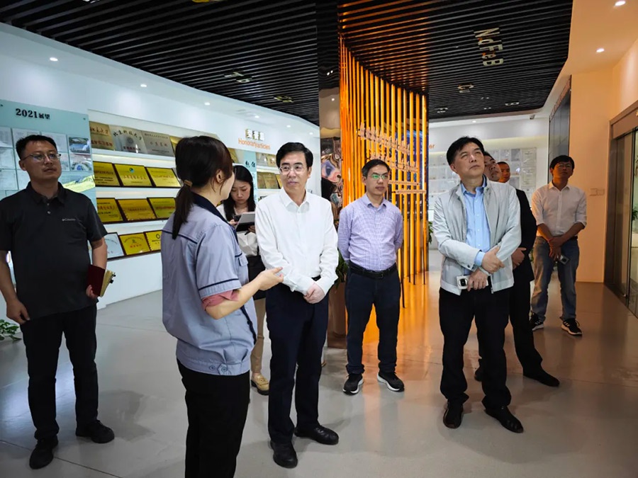 内蒙古自治区政府研究室副主任宇文志彪一行到我司参观调研