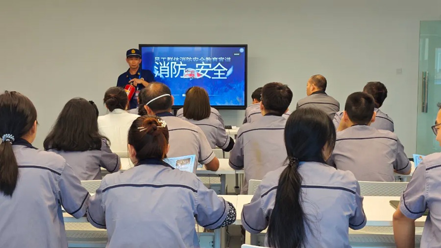 安全第一位 消防进工厂